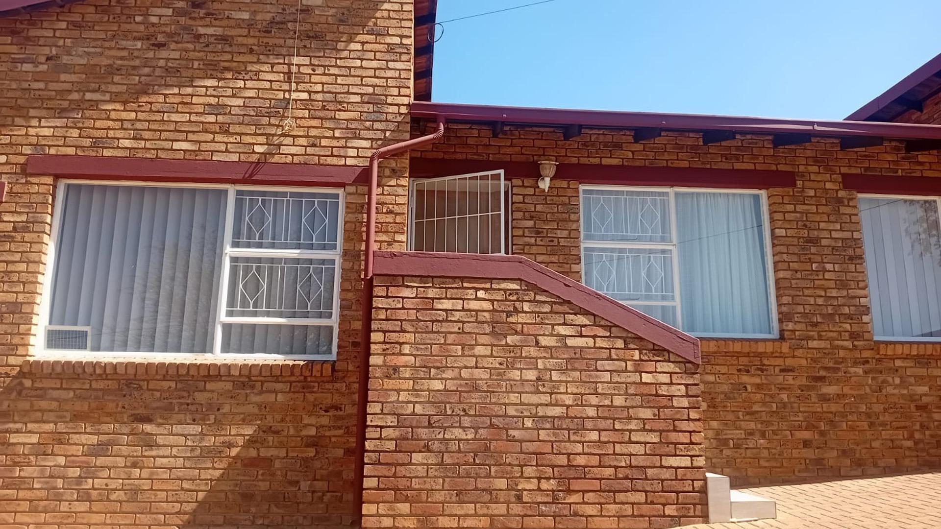 Front View of property in Noordheuwel