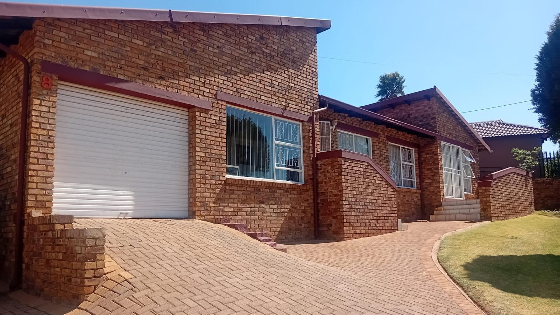 Front View of property in Noordheuwel