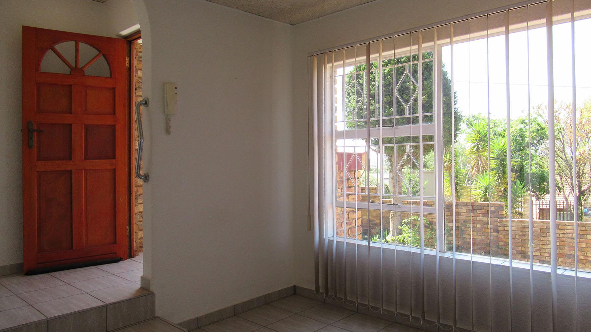 Lounges - 12 square meters of property in Noordheuwel