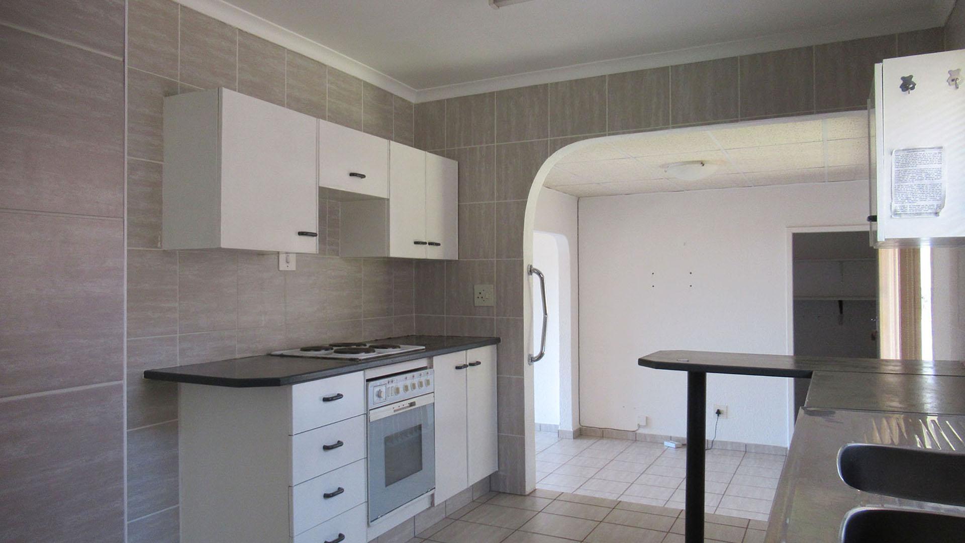 Kitchen - 14 square meters of property in Noordheuwel
