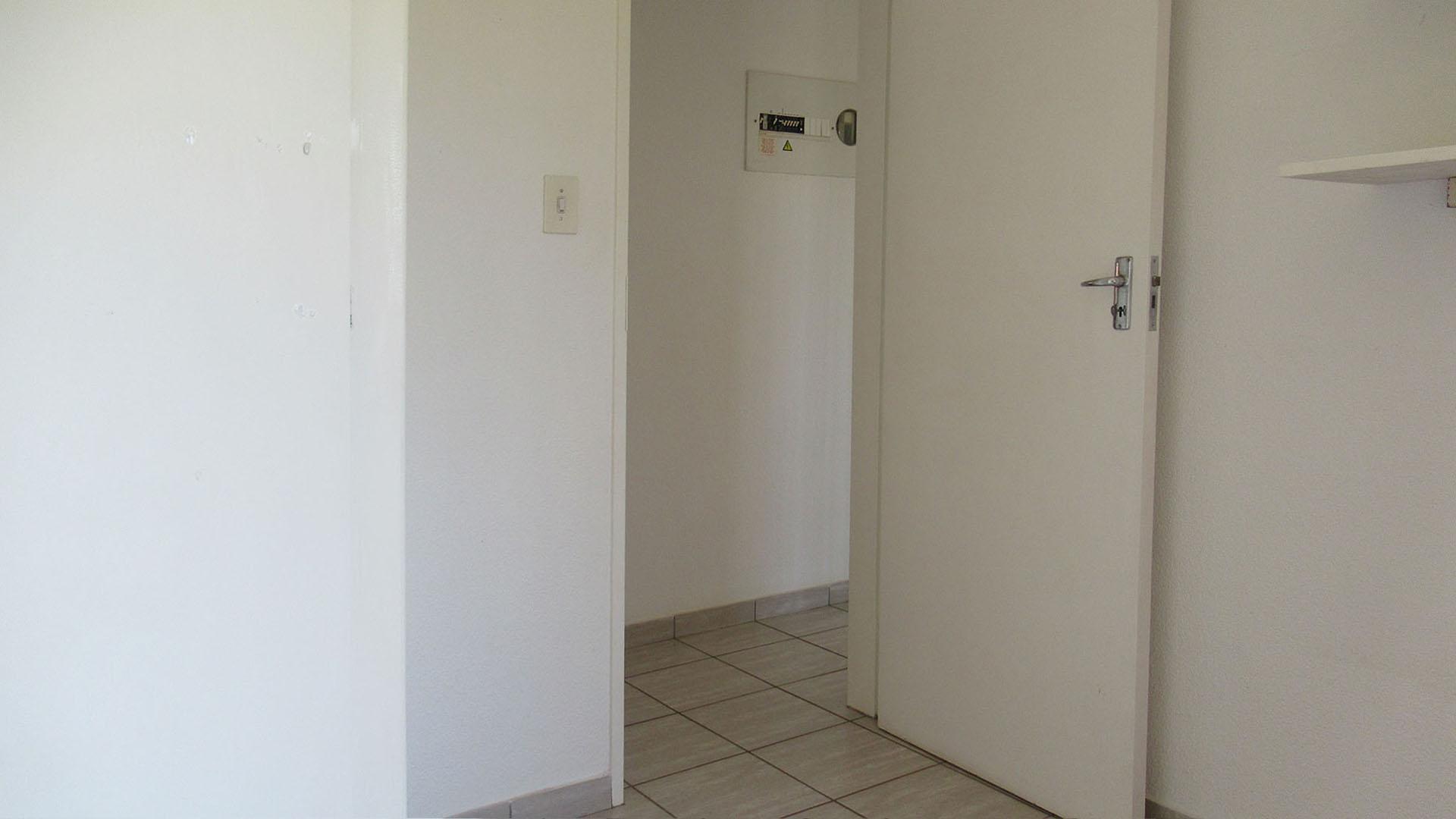 Bed Room 1 - 9 square meters of property in Noordheuwel
