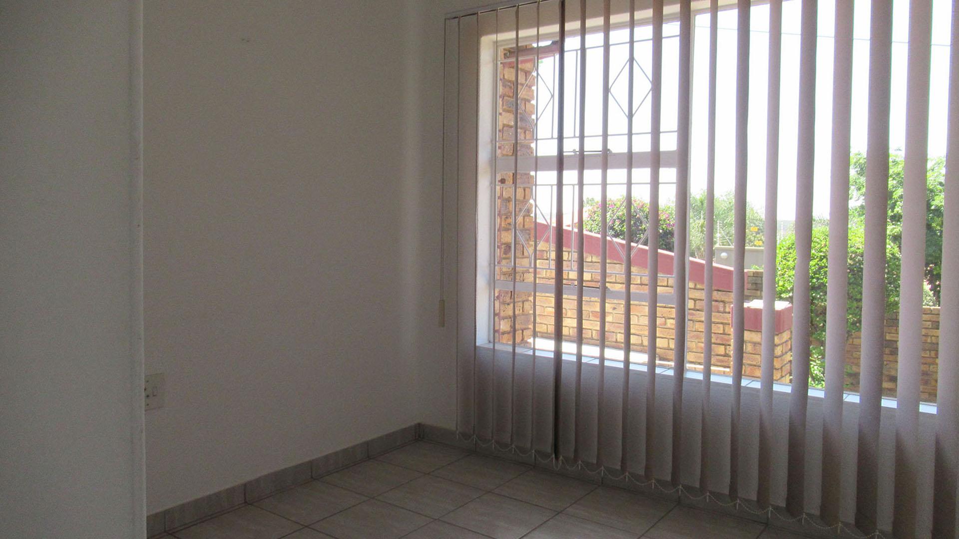 Bed Room 2 - 8 square meters of property in Noordheuwel