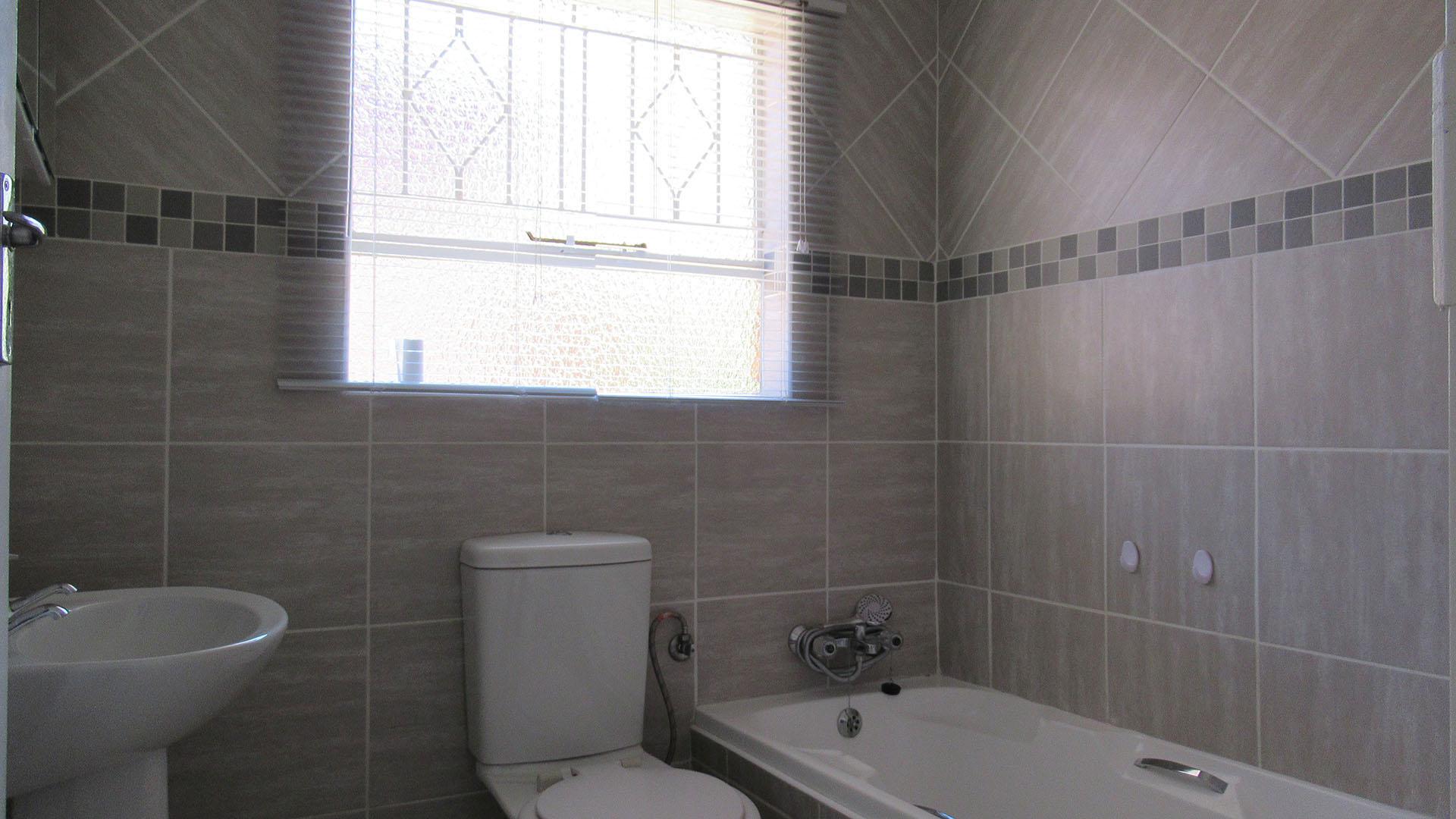 Bathroom 1 - 4 square meters of property in Noordheuwel