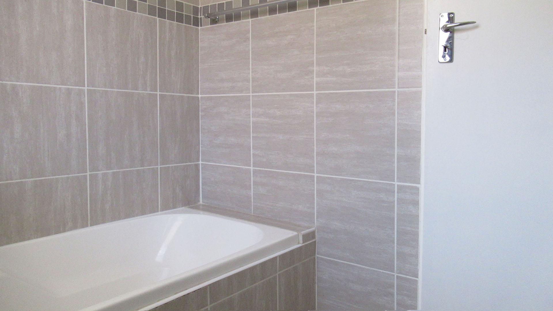 Bathroom 1 - 4 square meters of property in Noordheuwel