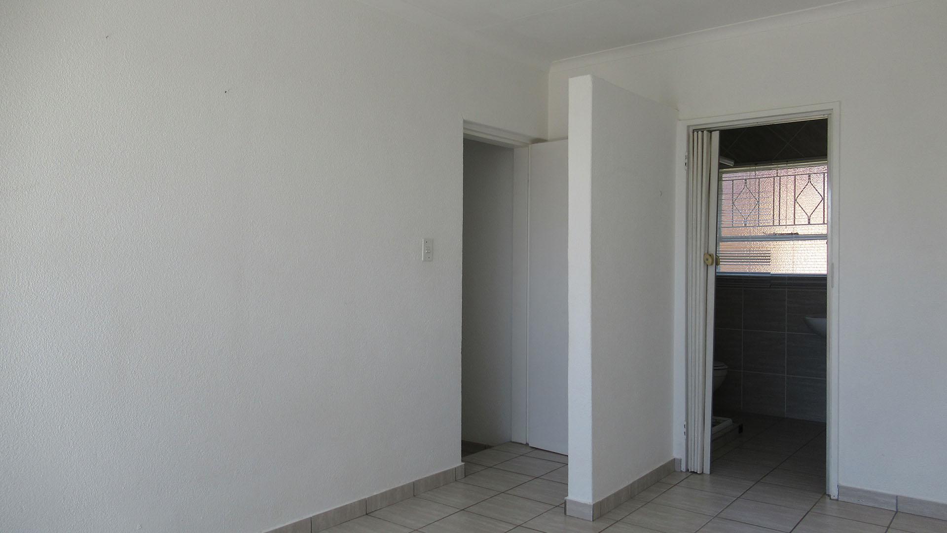 Main Bedroom - 16 square meters of property in Noordheuwel