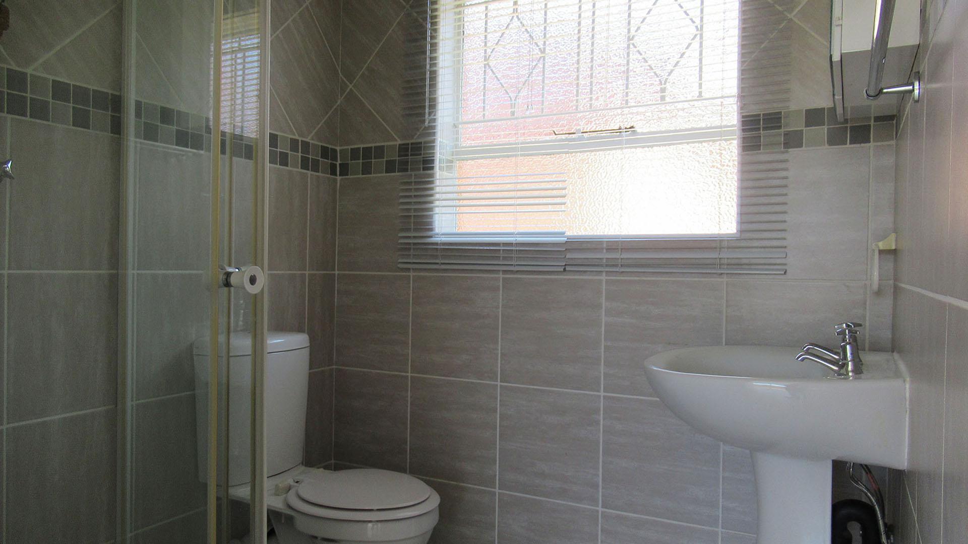 Main Bathroom - 4 square meters of property in Noordheuwel