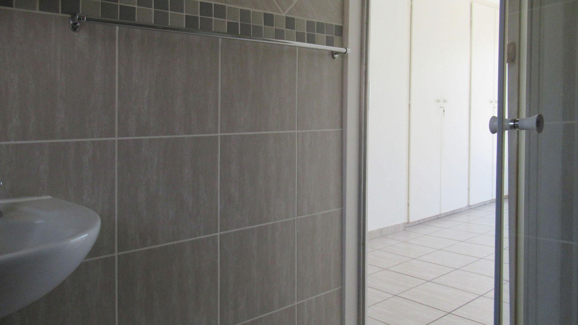 Main Bathroom - 4 square meters of property in Noordheuwel
