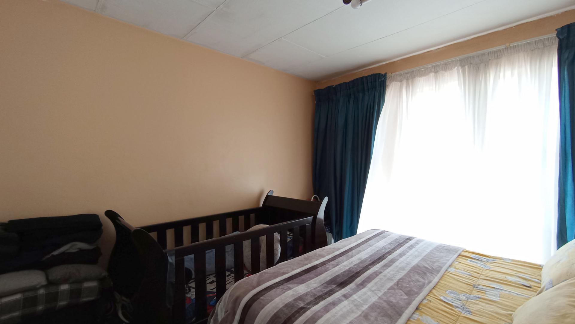 Bed Room 1 - 11 square meters of property in Lindhaven