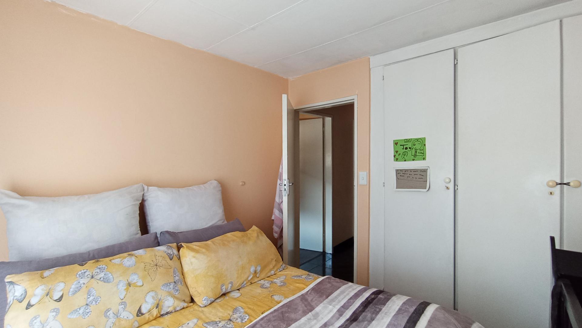 Bed Room 1 - 11 square meters of property in Lindhaven