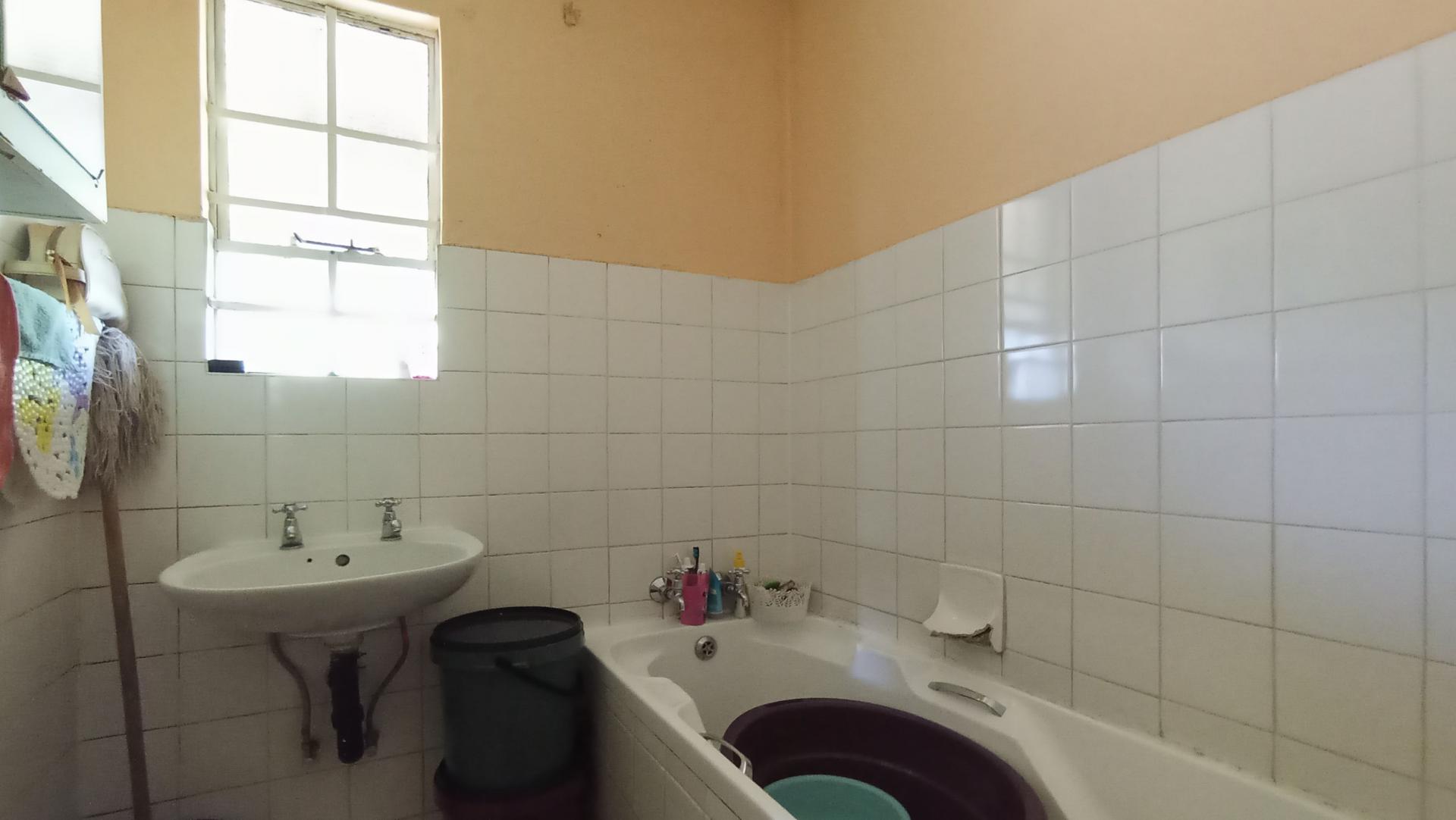 Bathroom 2 - 4 square meters of property in Lindhaven
