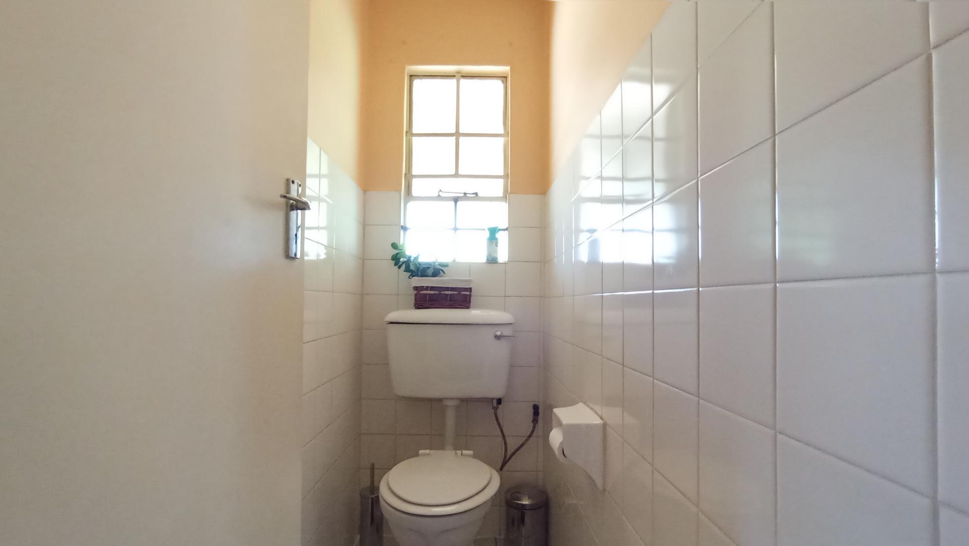 Bathroom 1 - 2 square meters of property in Lindhaven
