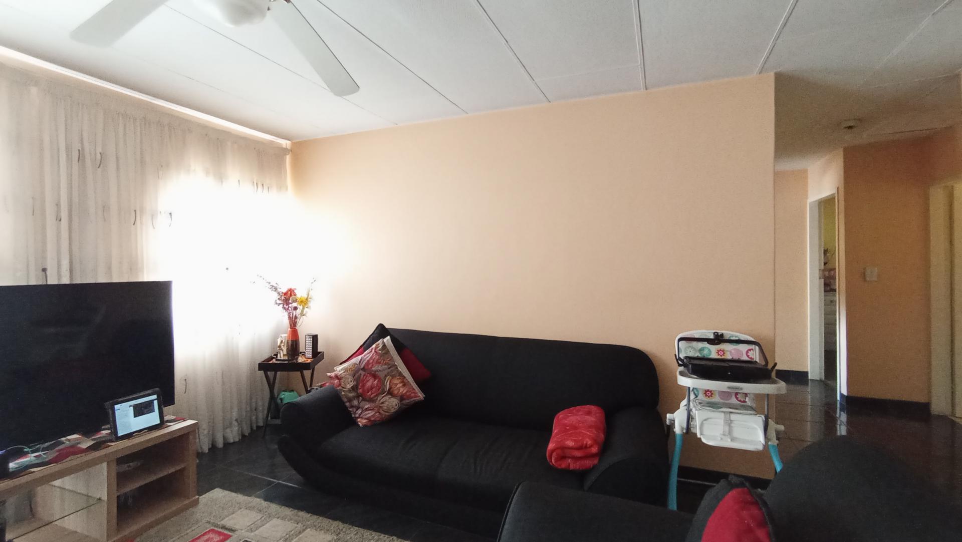 Lounges - 20 square meters of property in Lindhaven