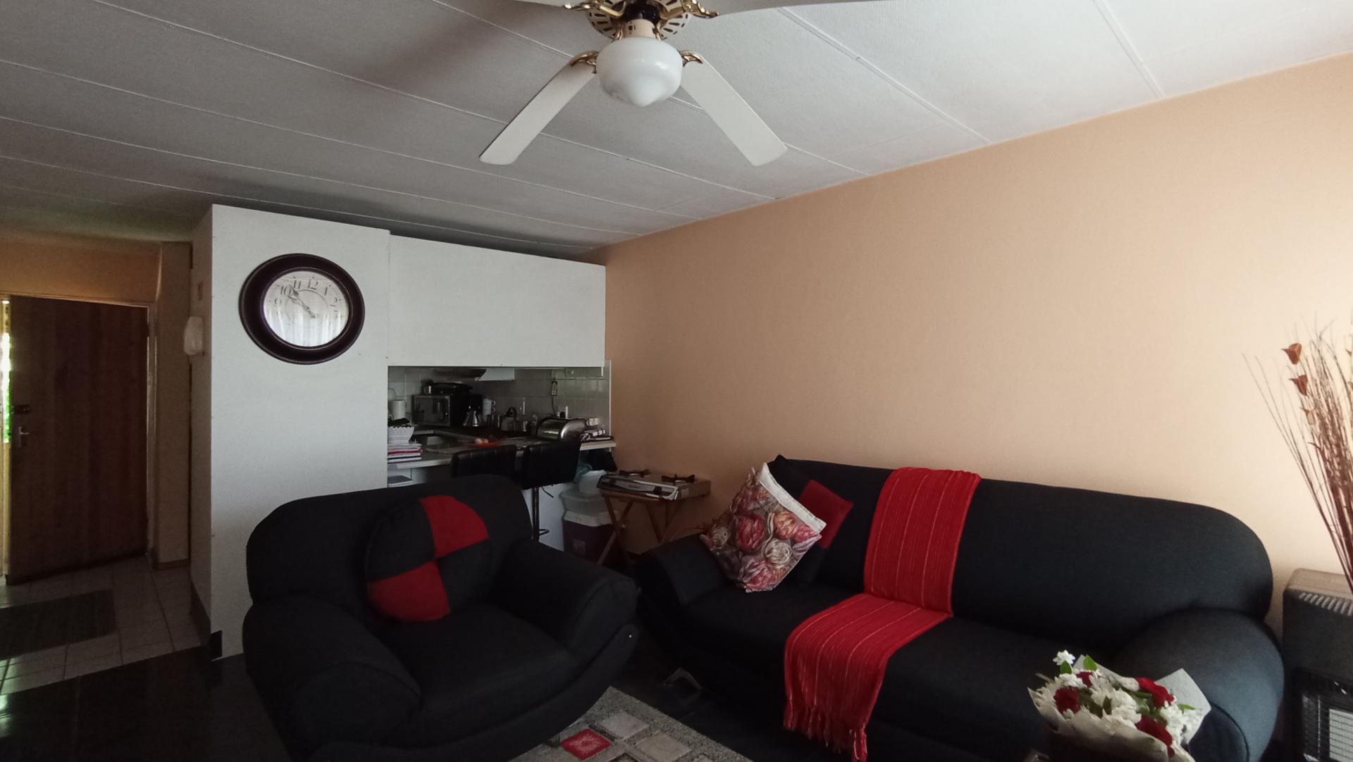 Lounges - 20 square meters of property in Lindhaven