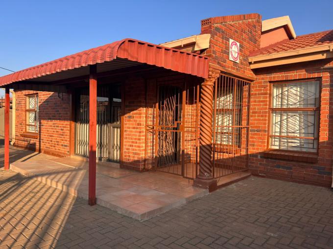 2 Bedroom House for Sale For Sale in Bloemside - MR693052
