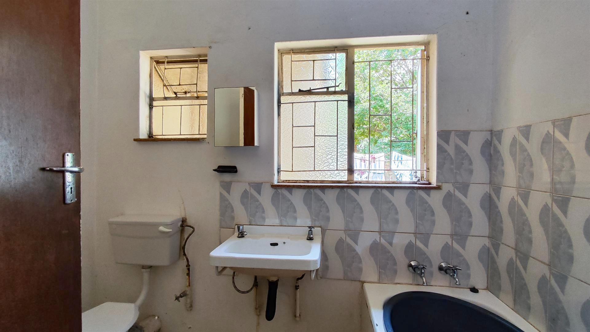 Bathroom 1 - 5 square meters of property in Sasolburg