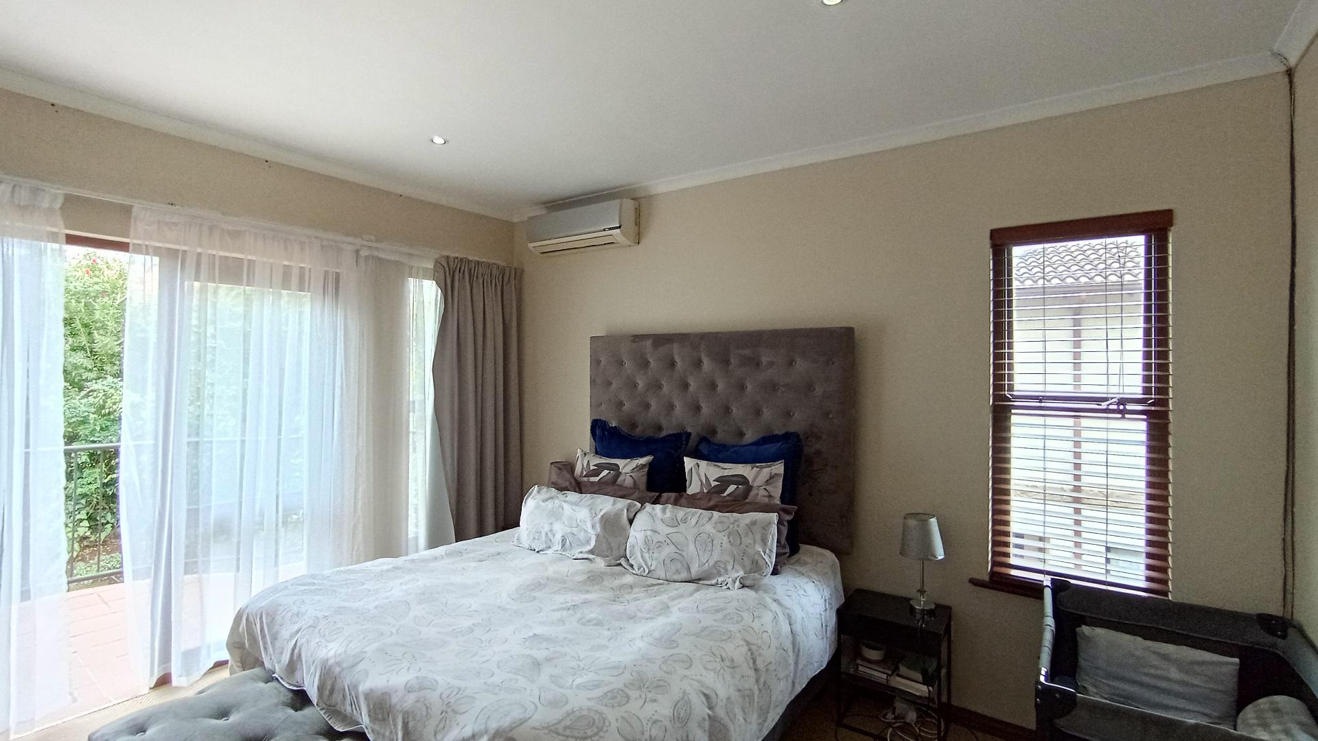 Main Bedroom - 17 square meters of property in Plantations
