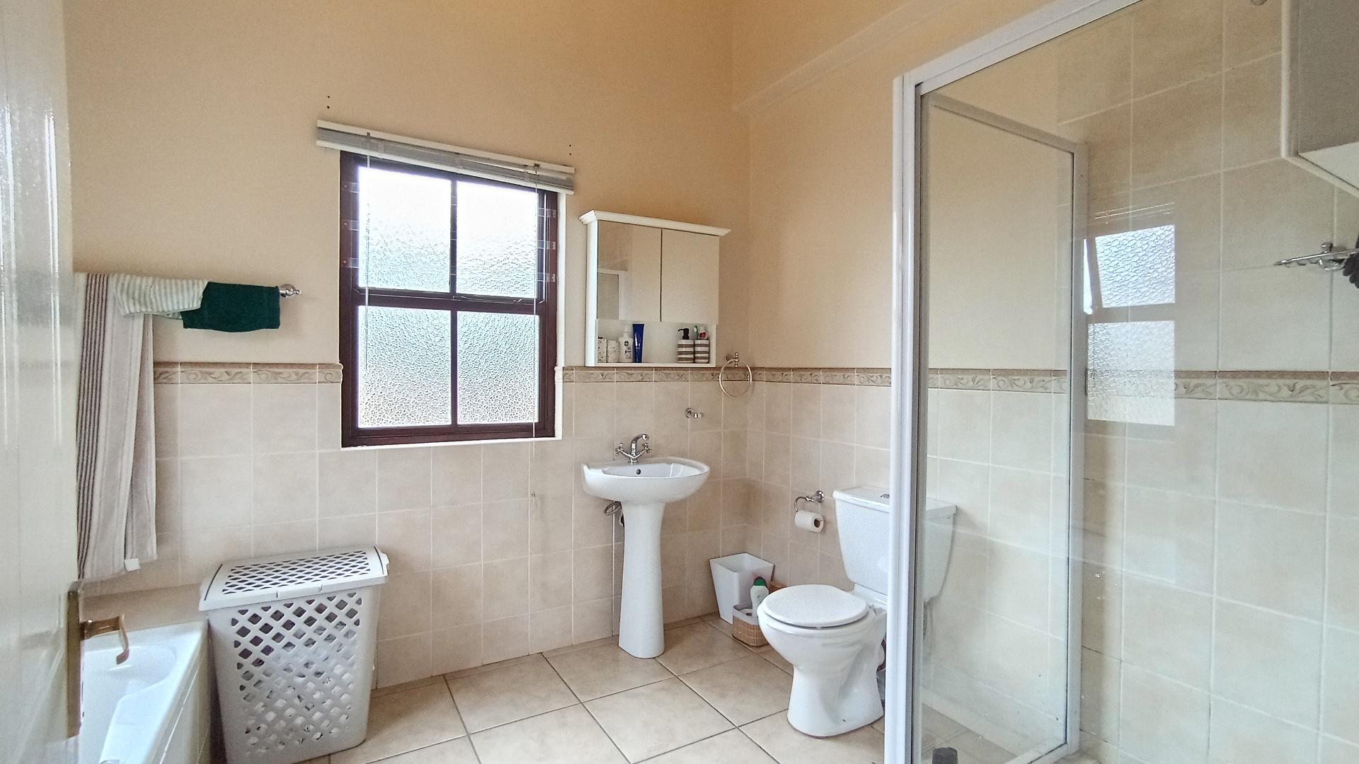 Main Bathroom - 9 square meters of property in Plantations