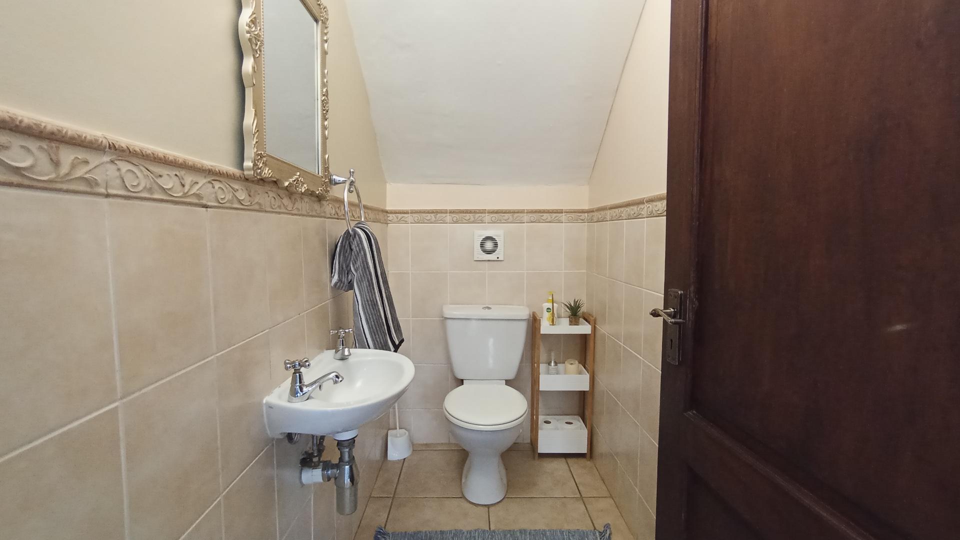 Guest Toilet - 4 square meters of property in Plantations
