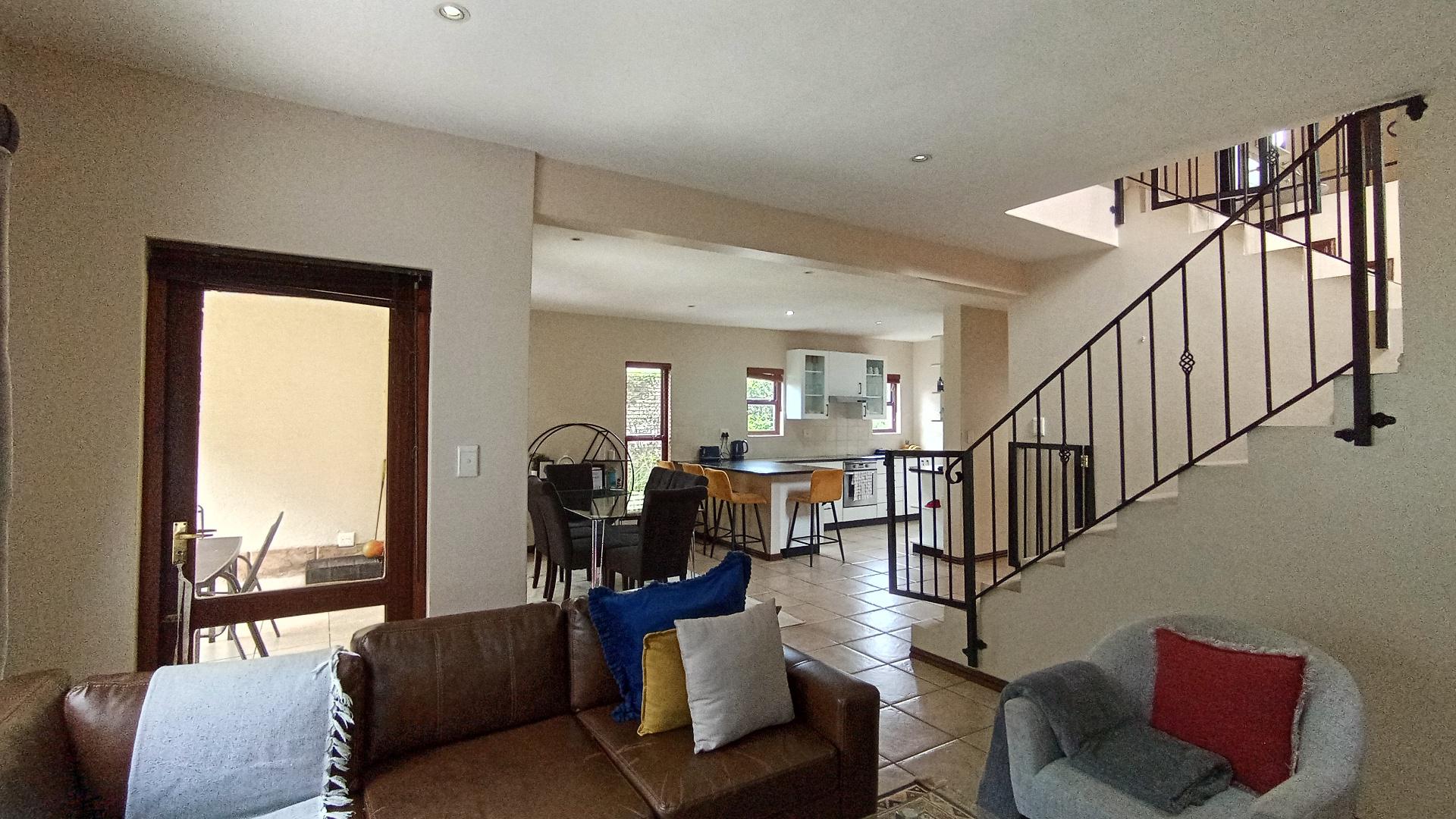 Lounges - 17 square meters of property in Plantations