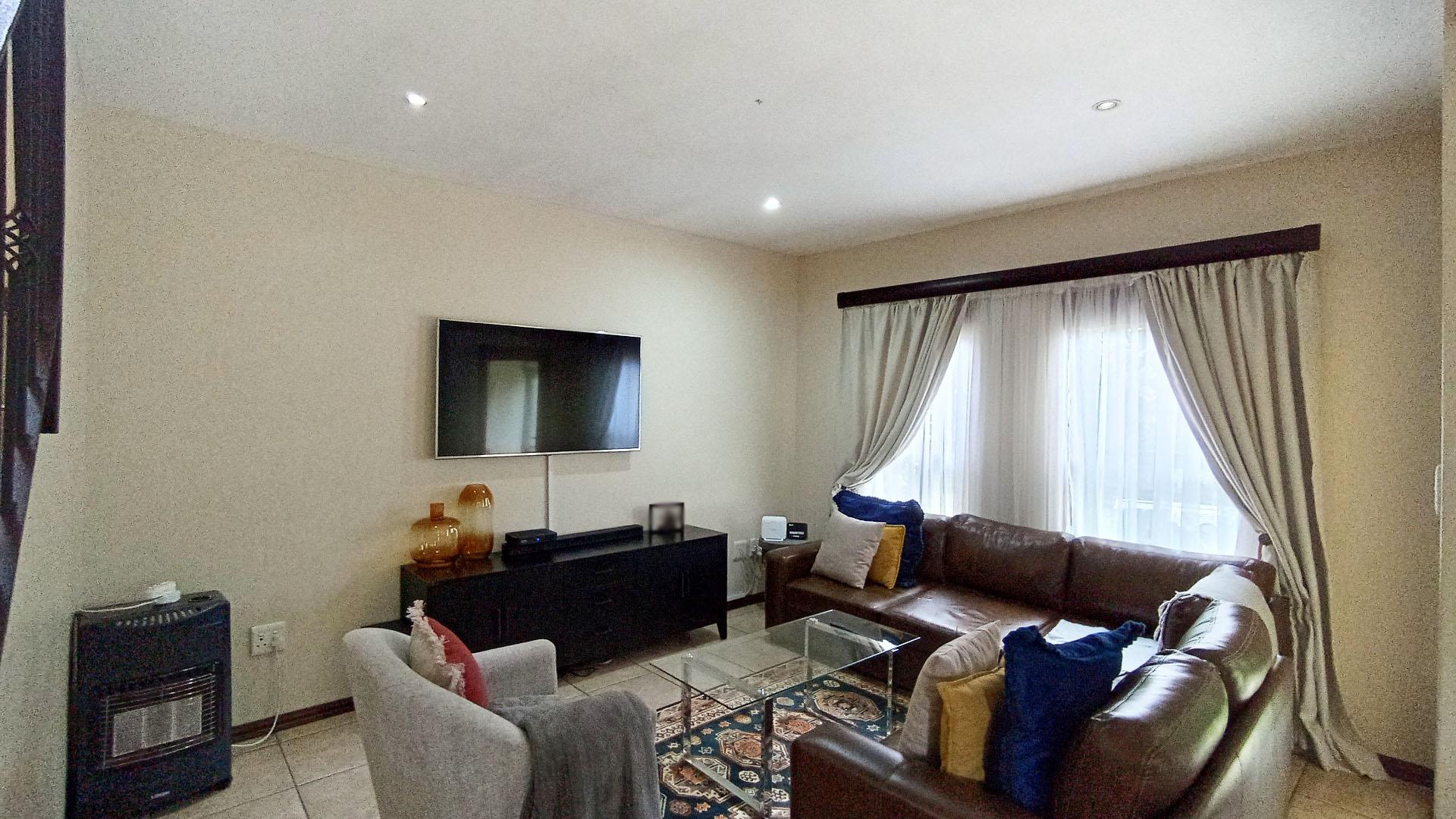 Lounges - 17 square meters of property in Plantations