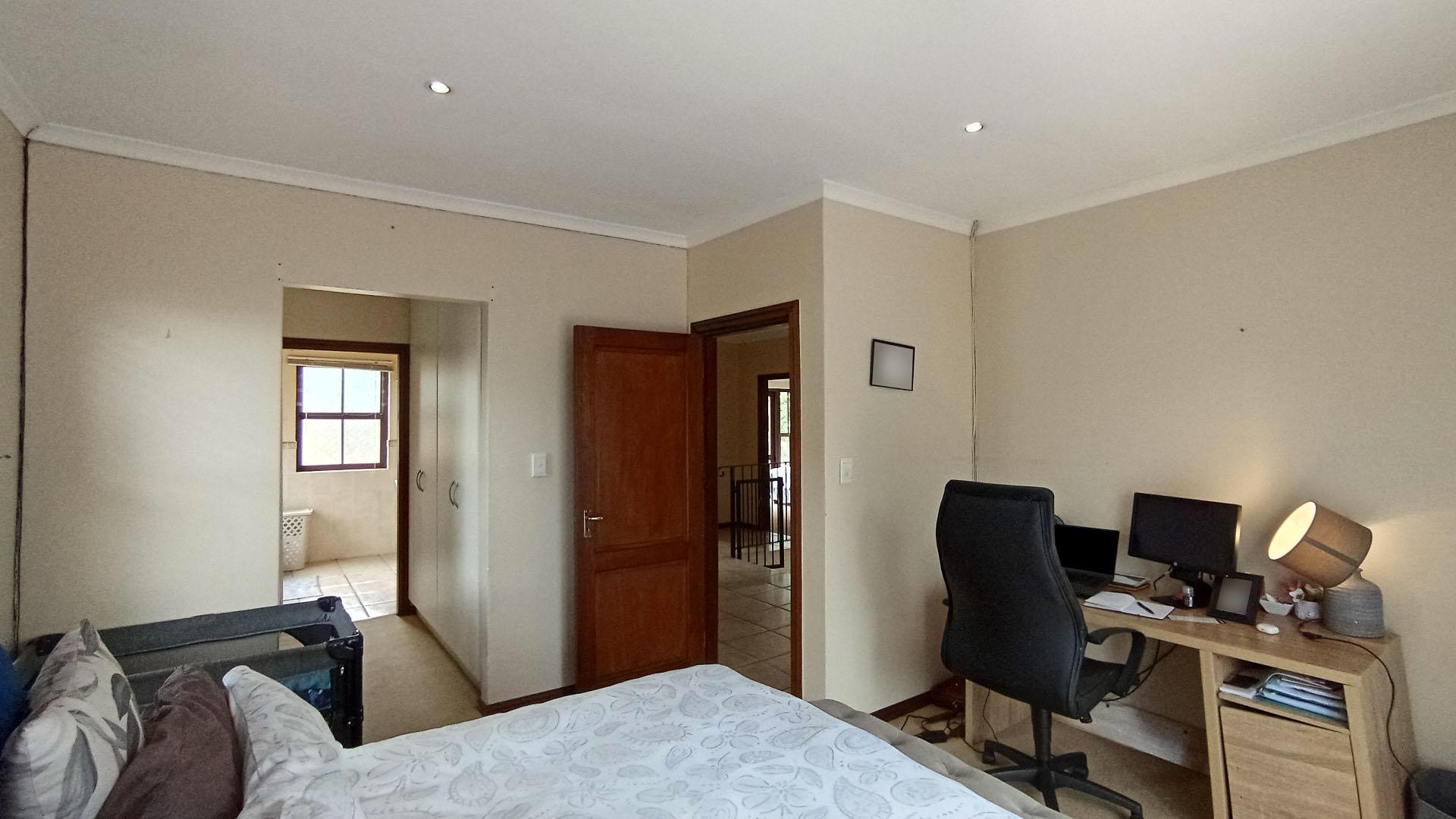 Main Bedroom - 17 square meters of property in Plantations