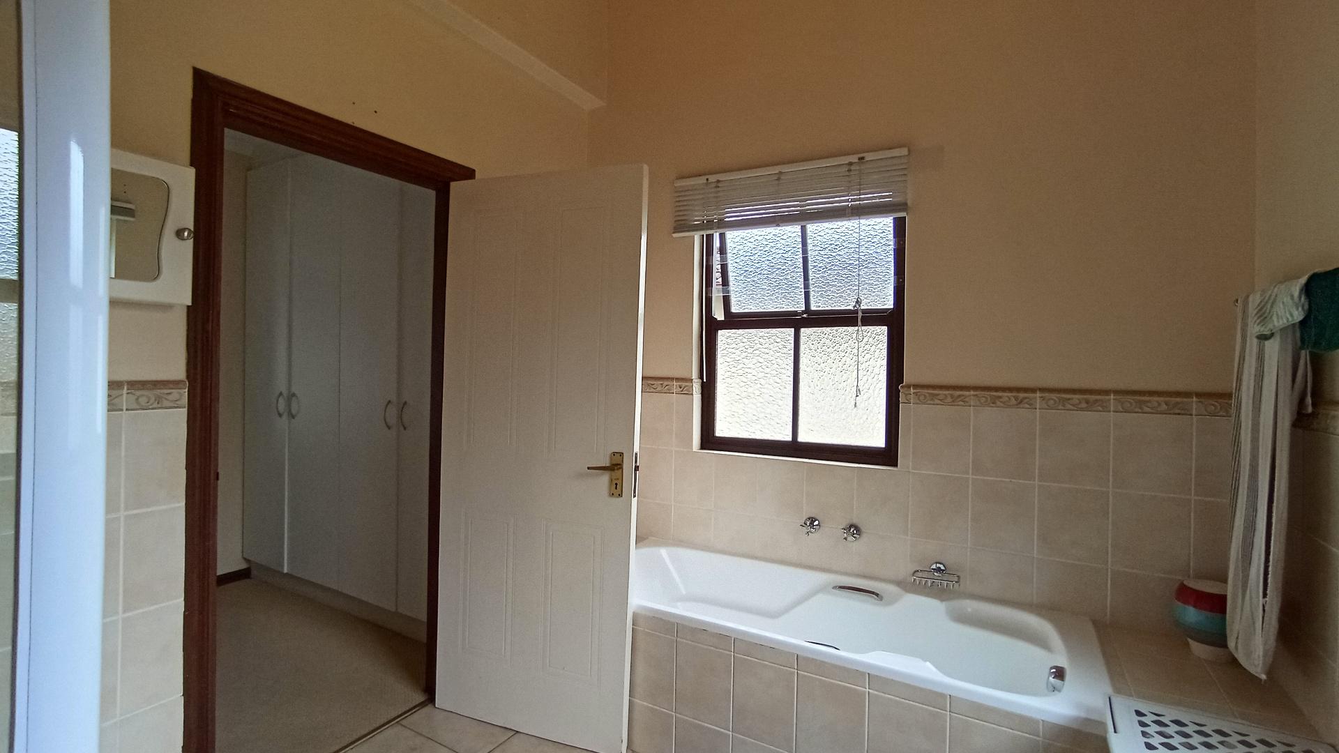 Main Bathroom - 9 square meters of property in Plantations