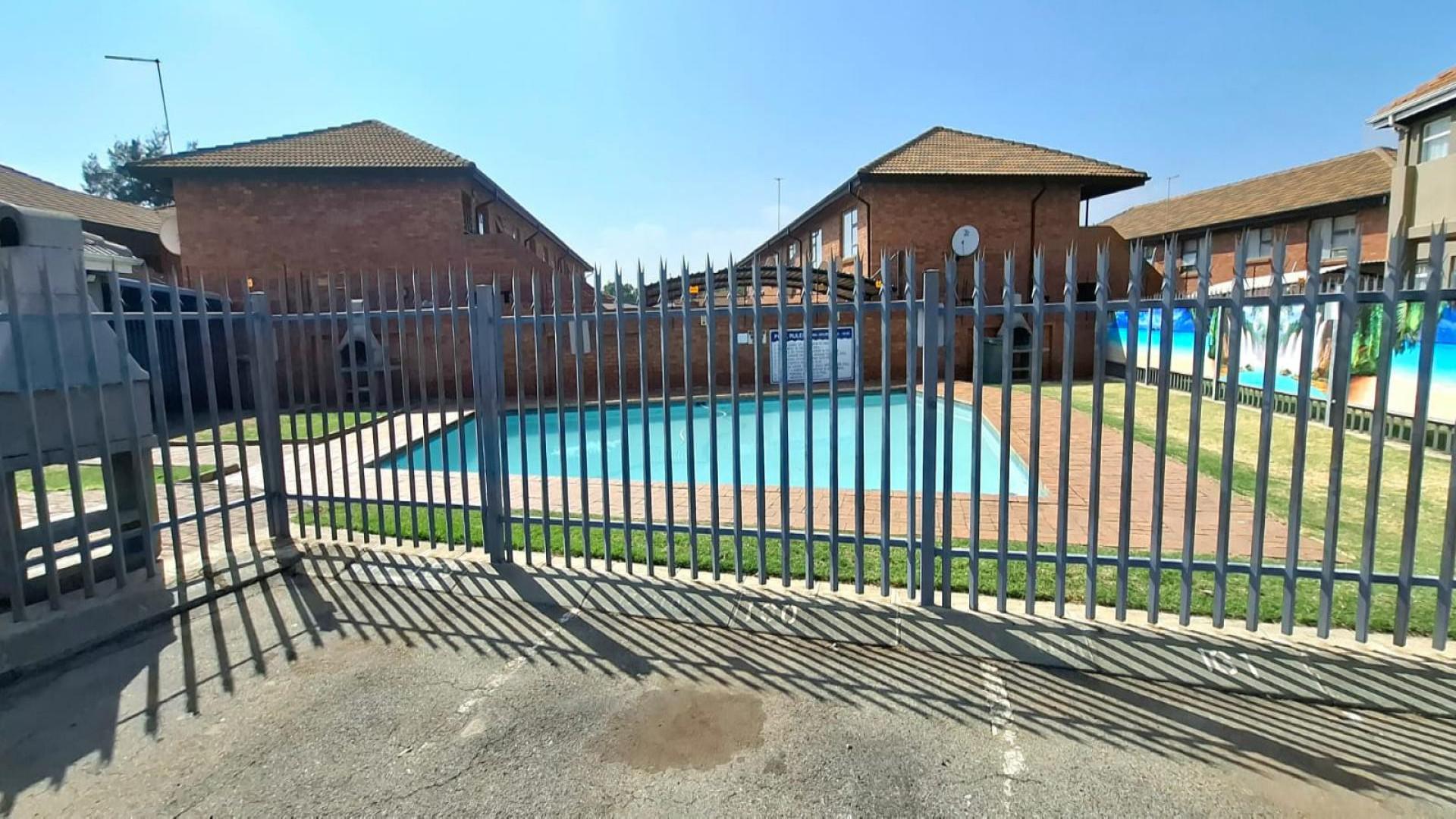 Swimming Pool of property in Florentia