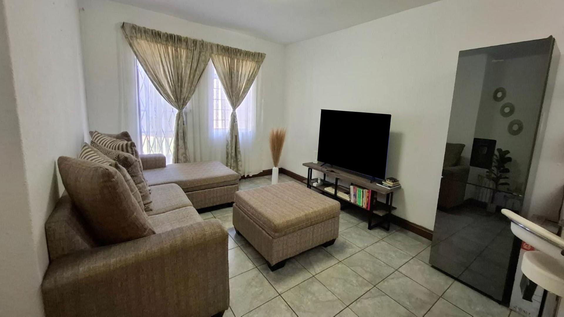 Lounges - 19 square meters of property in Florentia