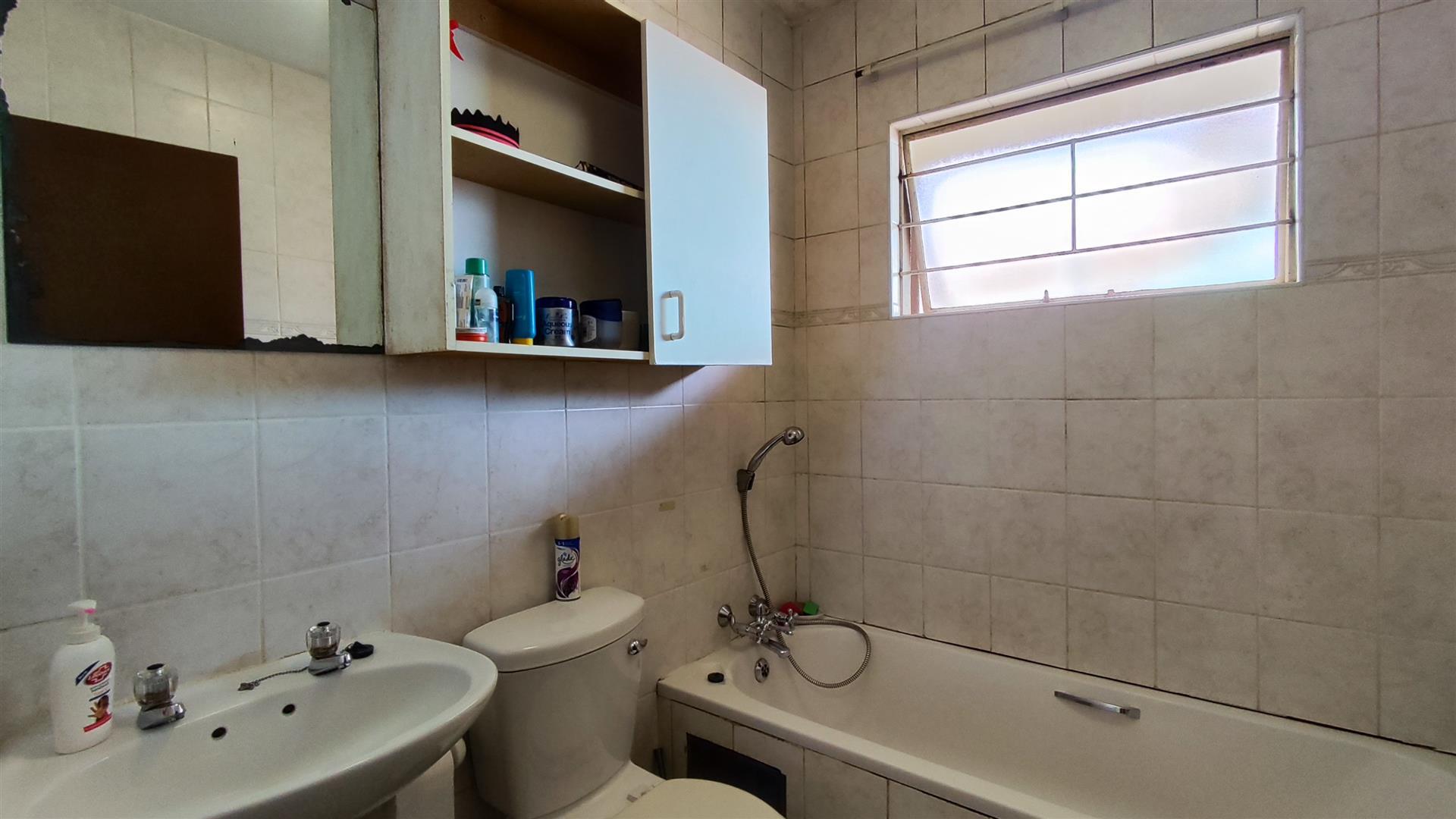 Bathroom 1 - 4 square meters of property in Florentia