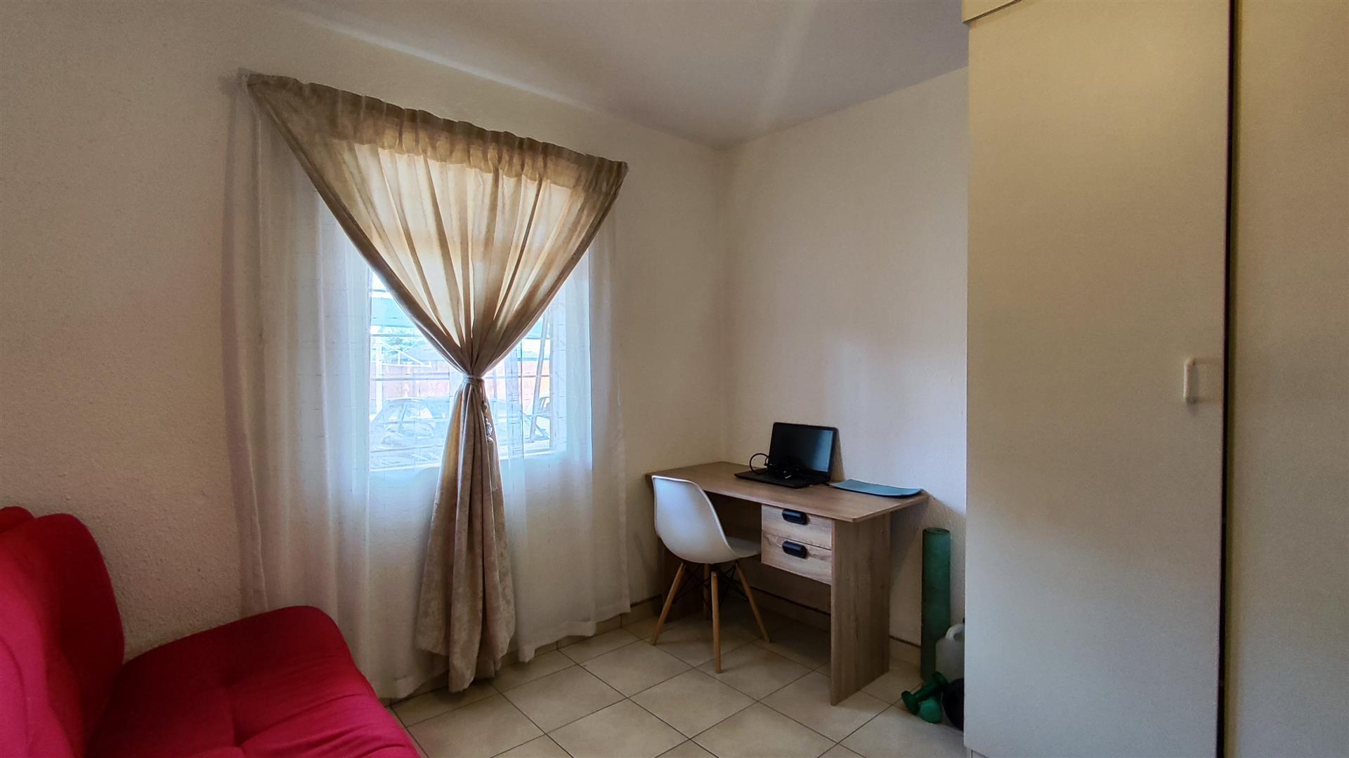 Bed Room 1 - 11 square meters of property in Florentia