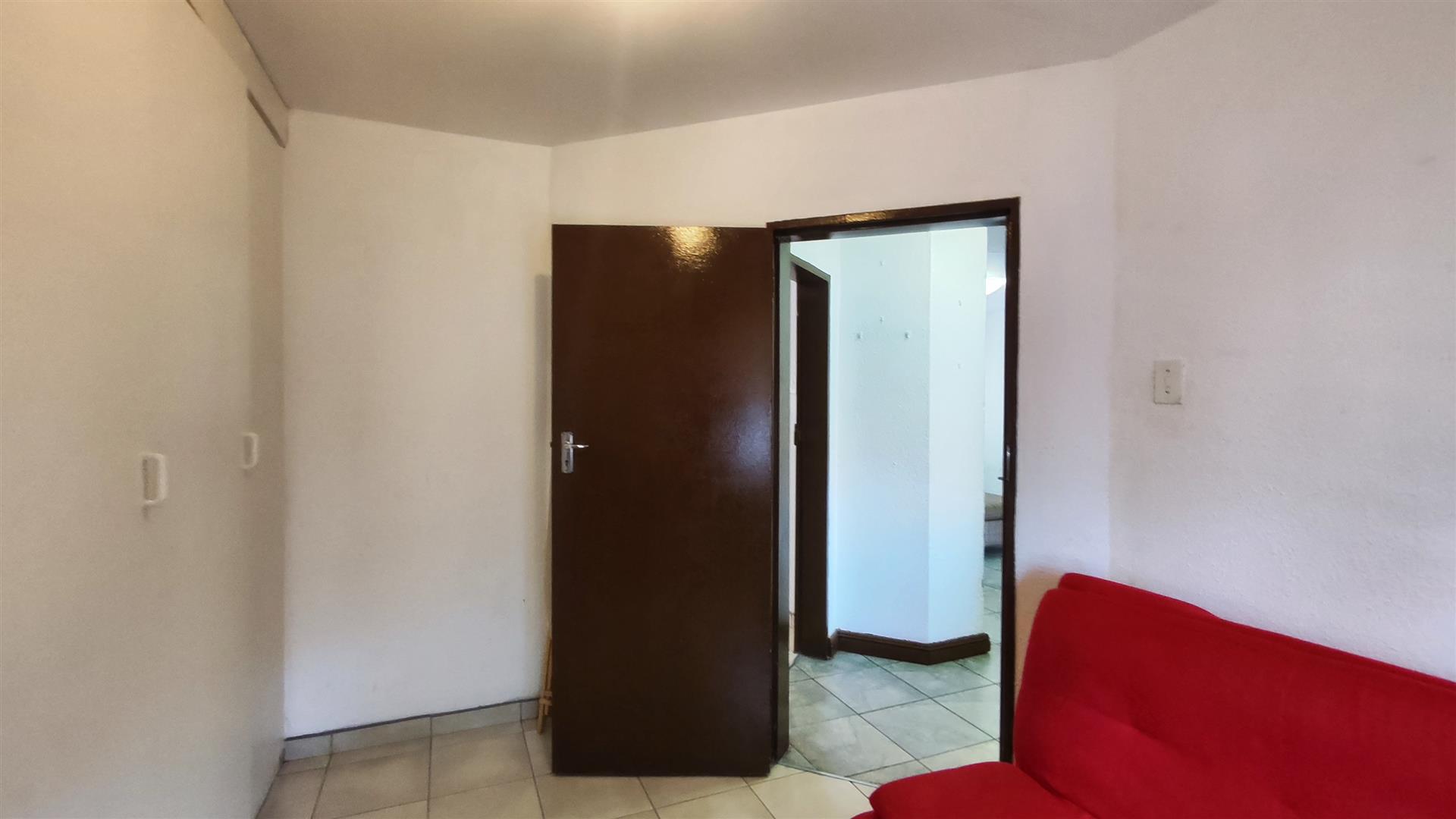 Bed Room 1 - 11 square meters of property in Florentia