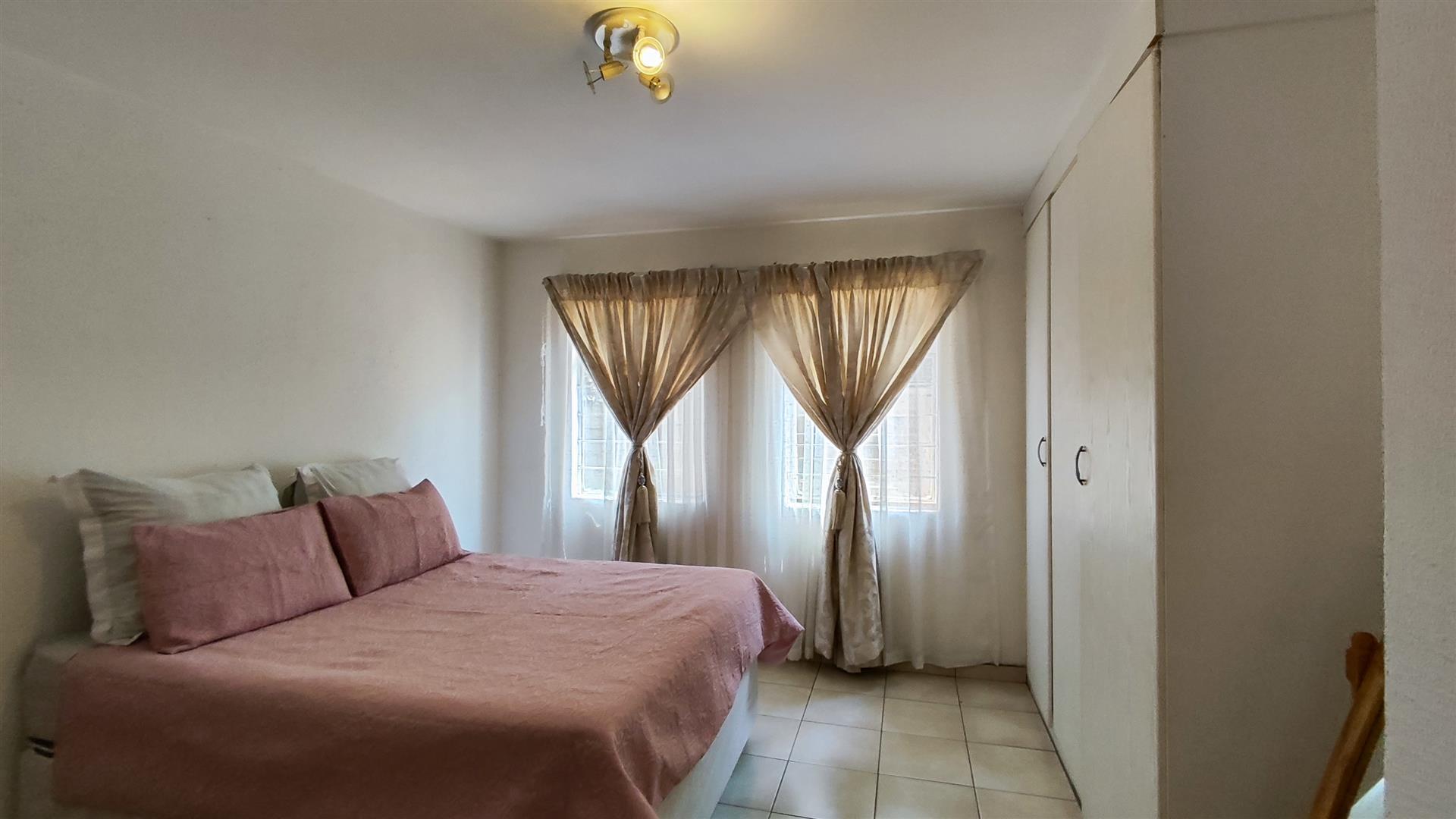 Bed Room 2 - 17 square meters of property in Florentia