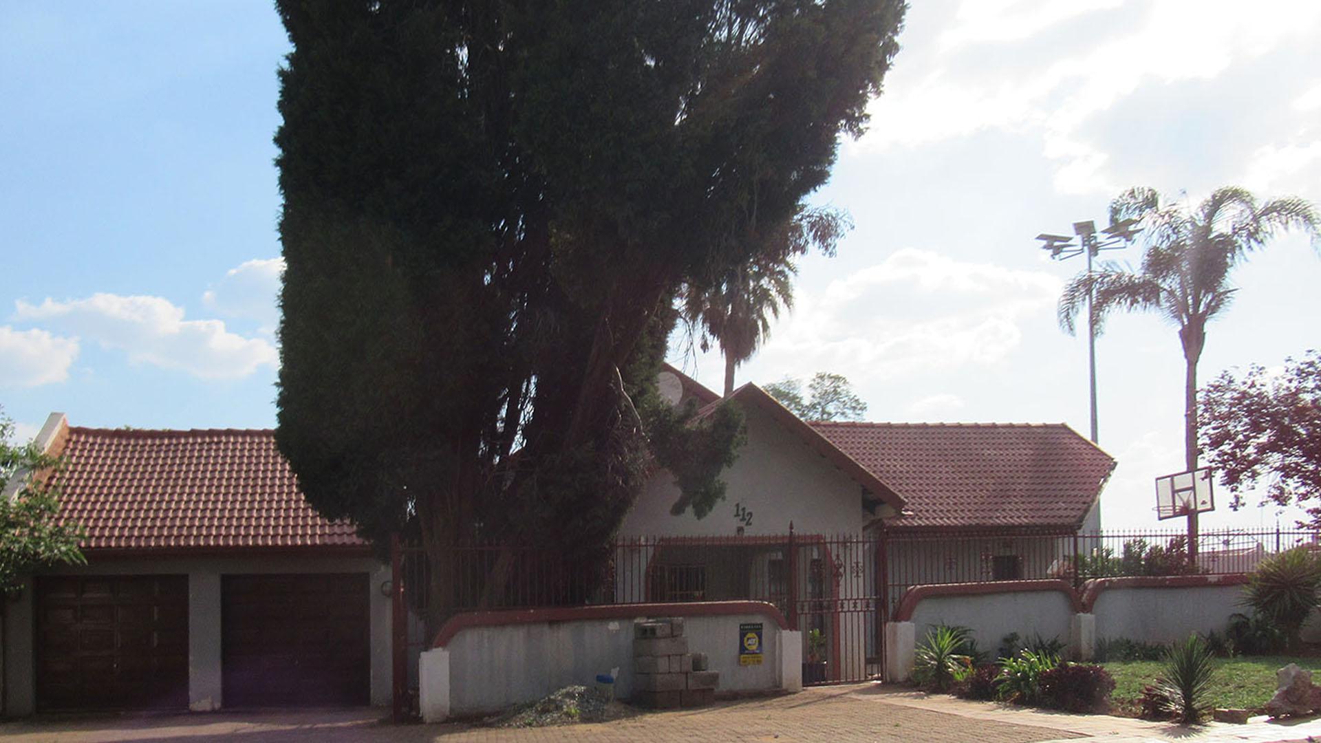 Front View of property in Fleurhof
