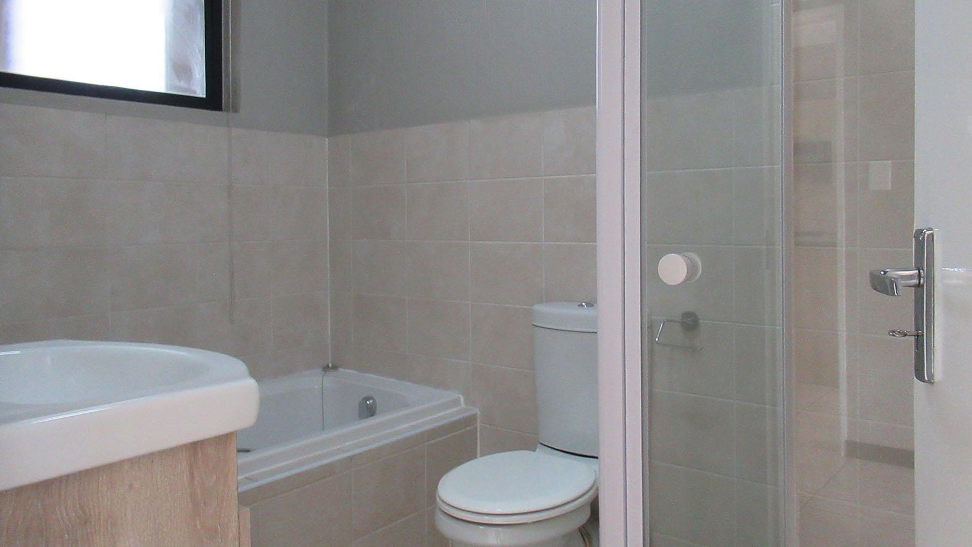Main Bathroom - 4 square meters of property in Barbeque Downs