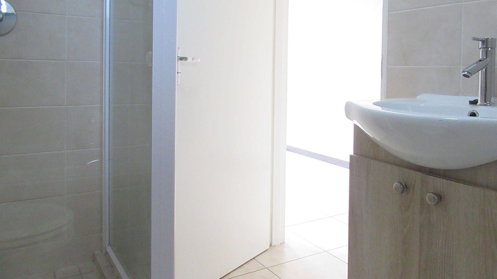 Main Bathroom - 4 square meters of property in Barbeque Downs