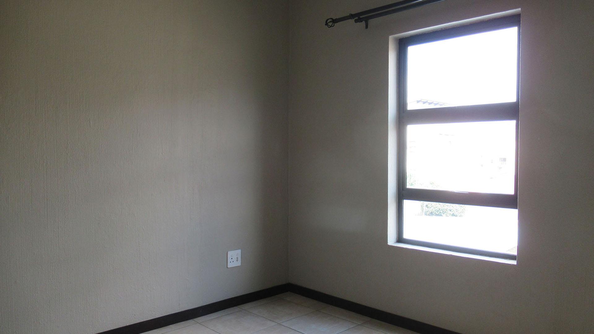 Bed Room 1 - 6 square meters of property in Barbeque Downs