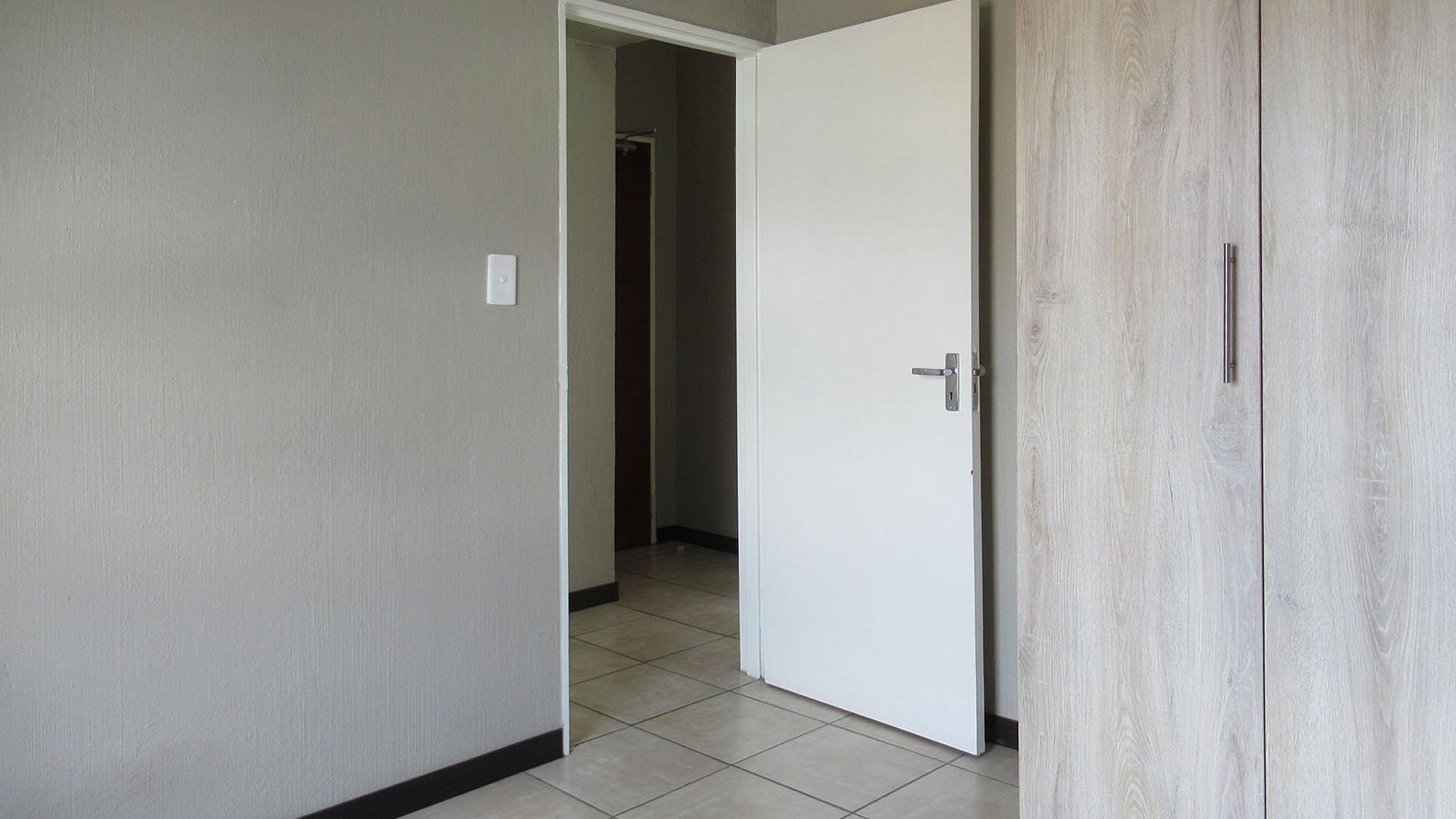 Bed Room 1 - 6 square meters of property in Barbeque Downs