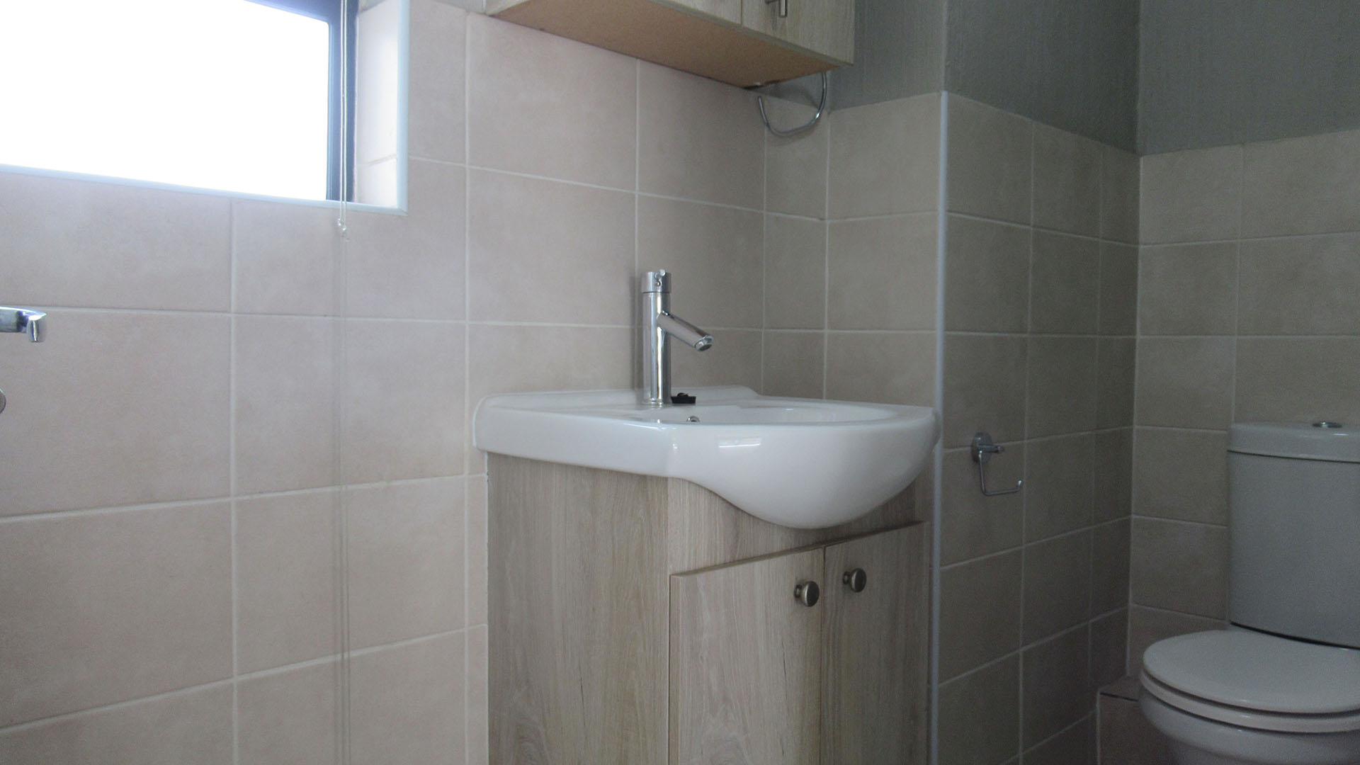 Bathroom 1 - 4 square meters of property in Barbeque Downs