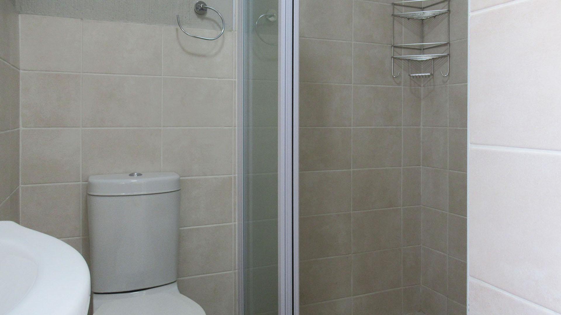 Bathroom 1 - 4 square meters of property in Barbeque Downs