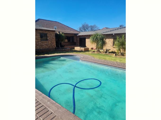 3 Bedroom Freehold Residence for Sale For Sale in Parkdene (JHB) - MR693099