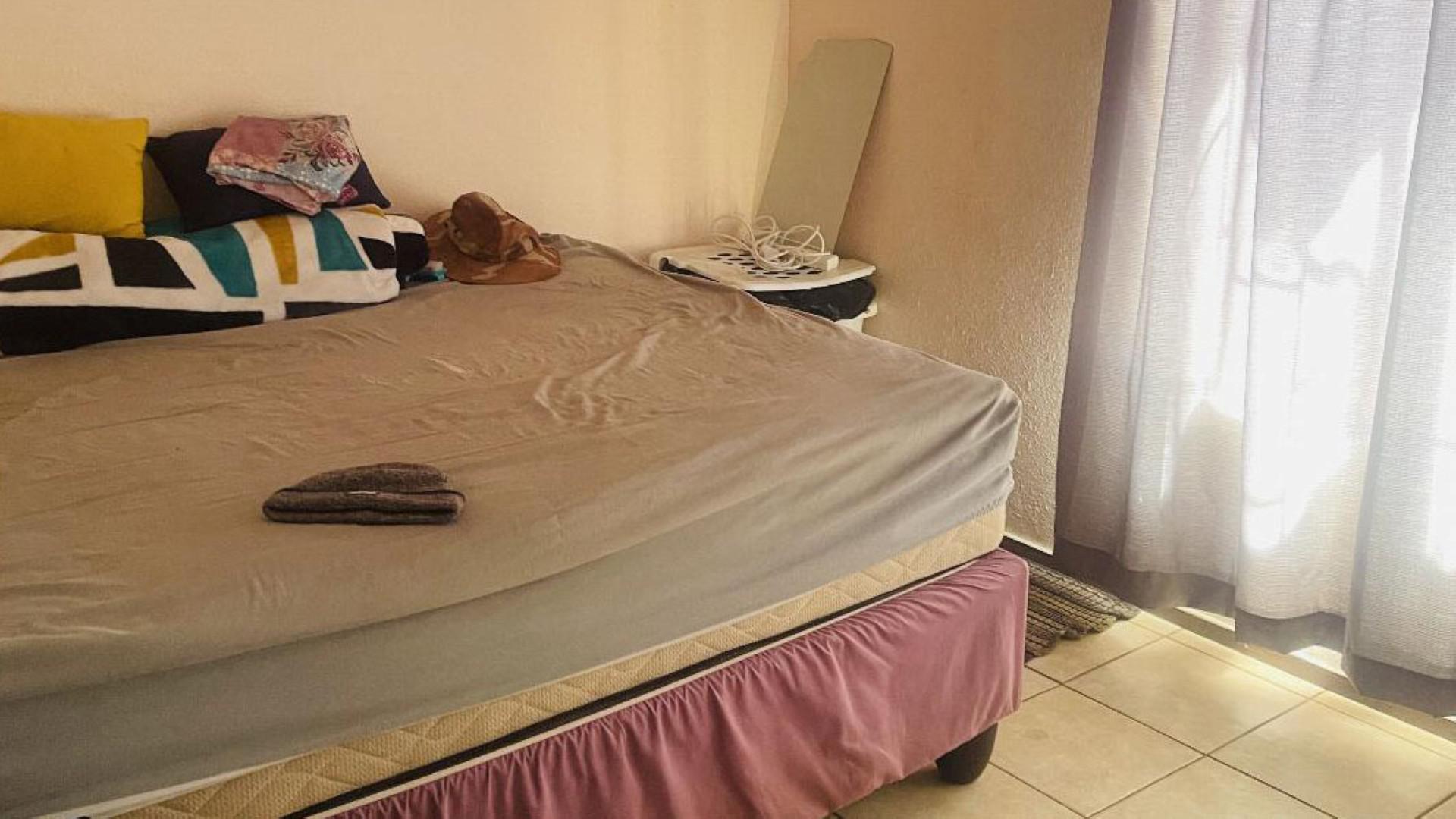 Bed Room 1 of property in Protea Glen