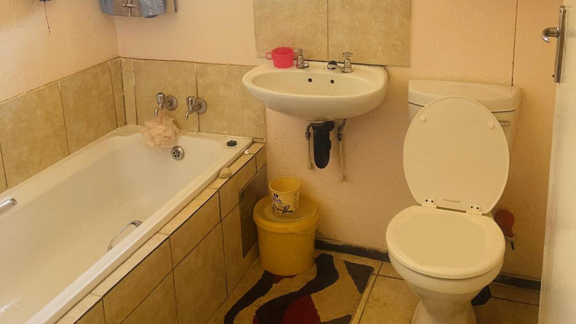 Bathroom 1 of property in Protea Glen