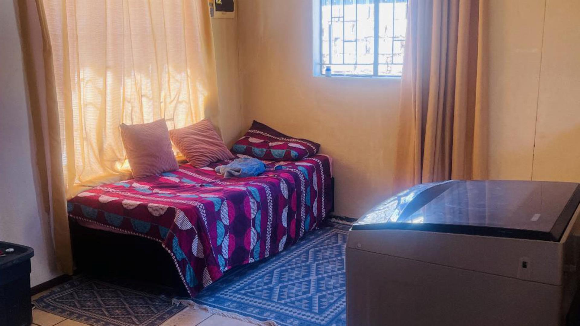 Bed Room 3 of property in Protea Glen