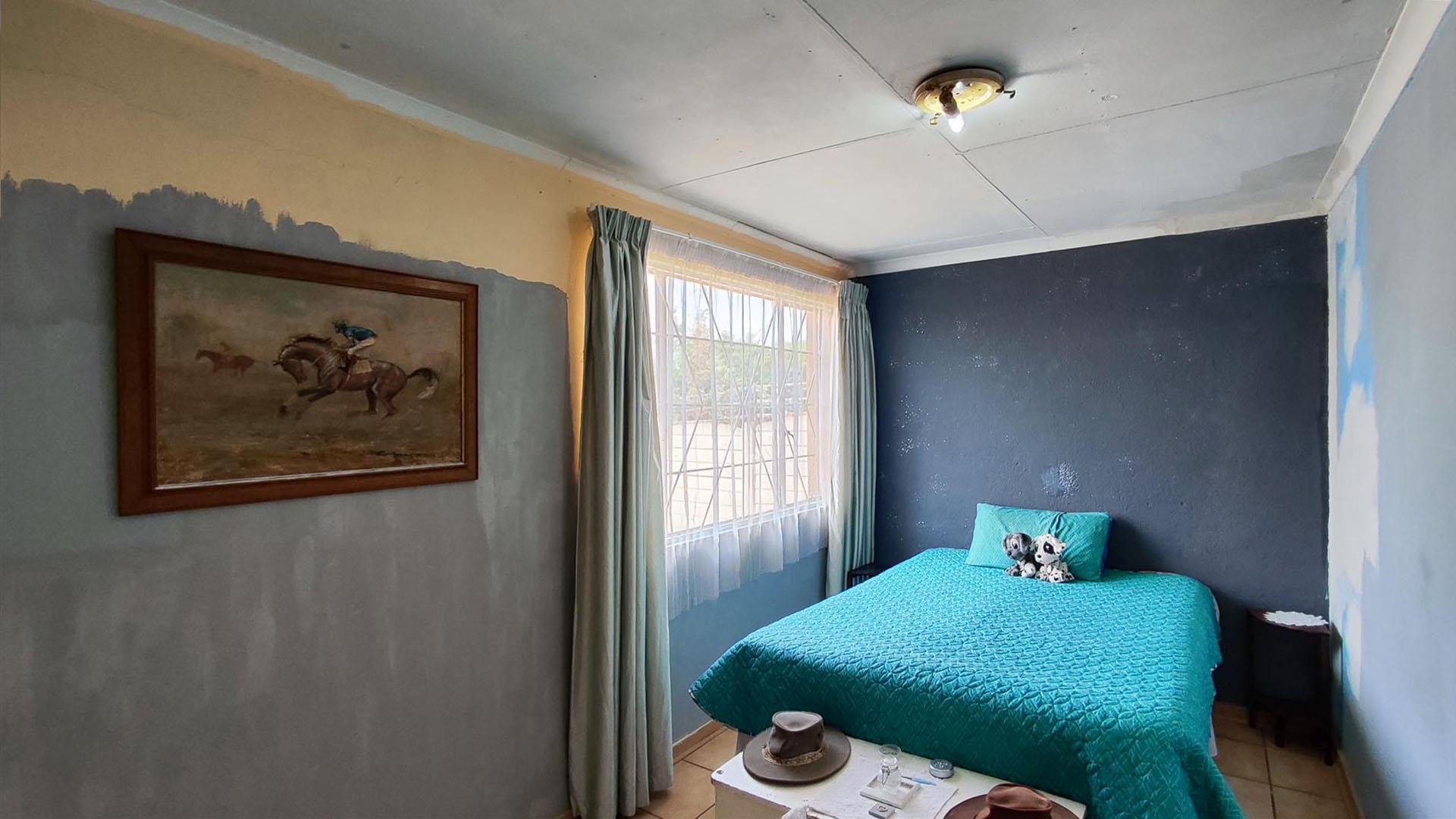 Bed Room 1 - 24 square meters of property in Florentia