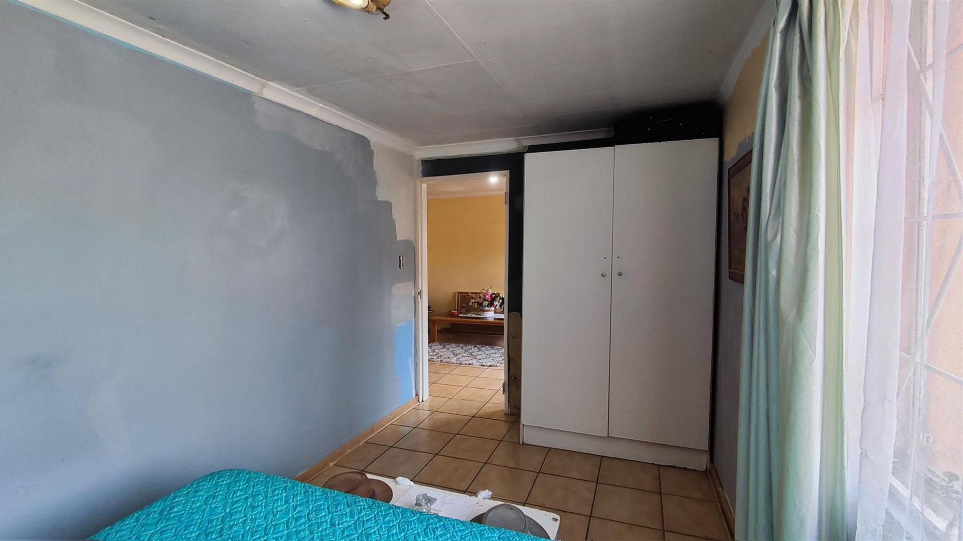 Bed Room 1 - 24 square meters of property in Florentia