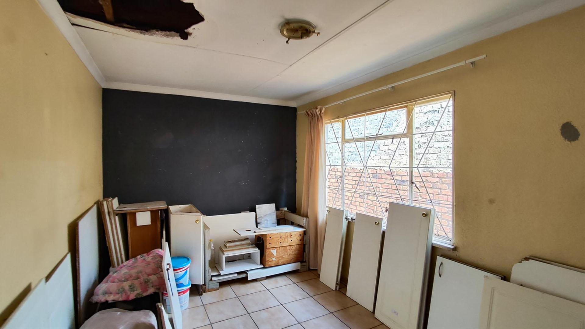 Bed Room 2 - 26 square meters of property in Florentia