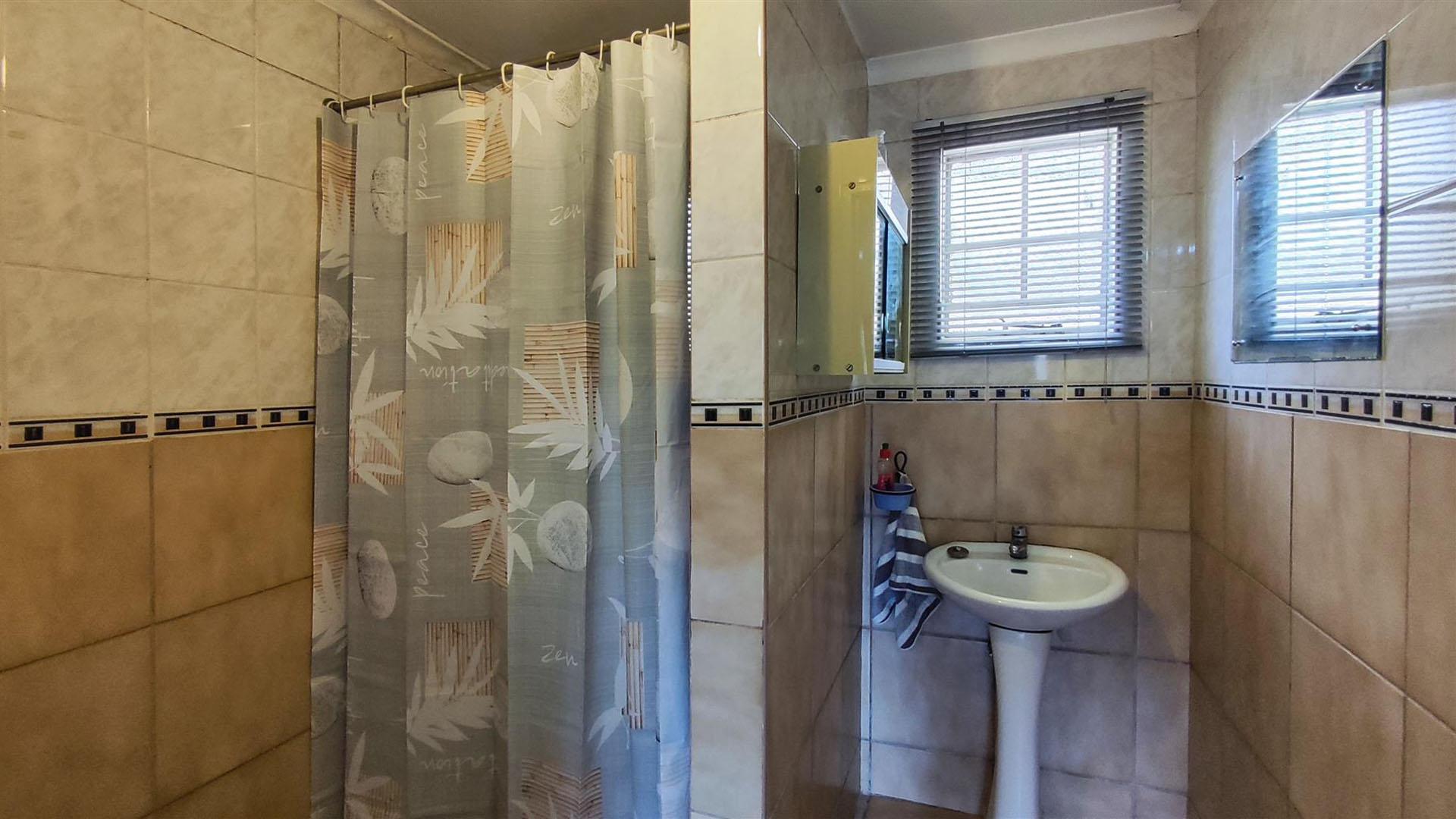 Bathroom 1 - 12 square meters of property in Florentia