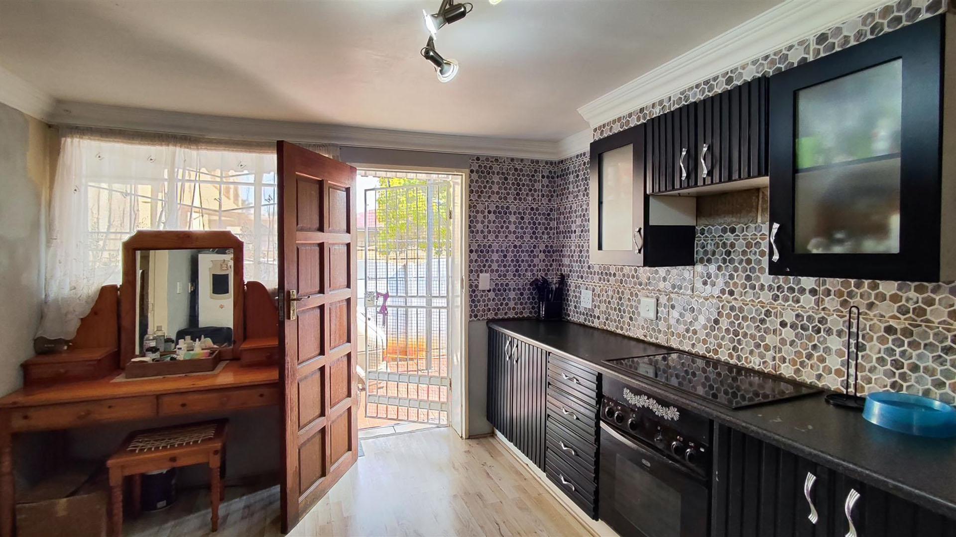 Kitchen - 46 square meters of property in Florentia