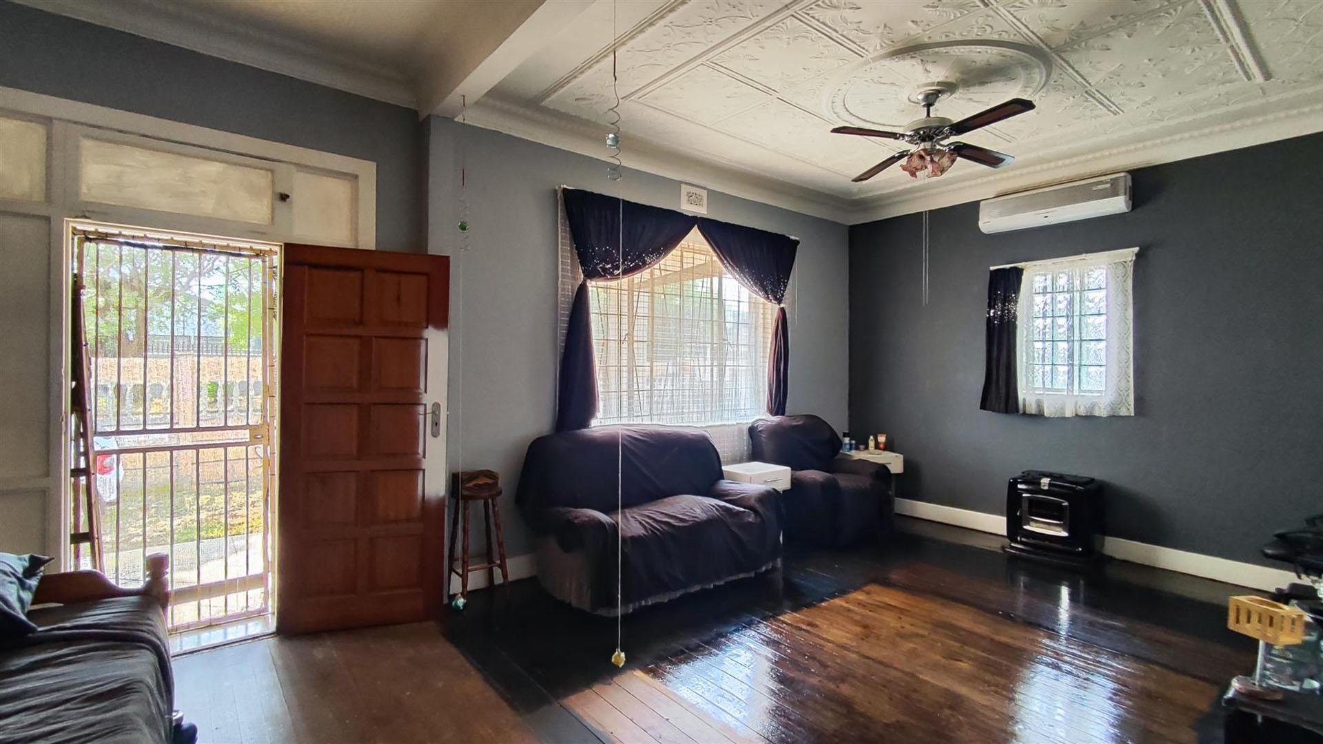 Lounges - 43 square meters of property in Florentia