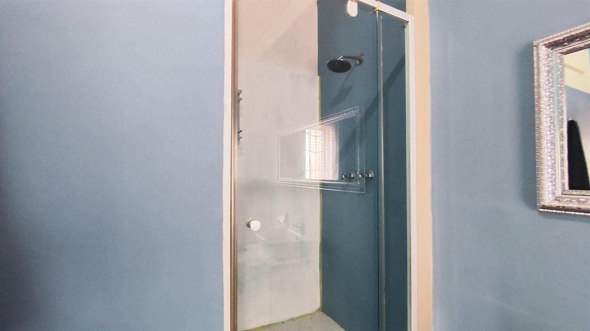 Main Bathroom - 8 square meters of property in Florentia